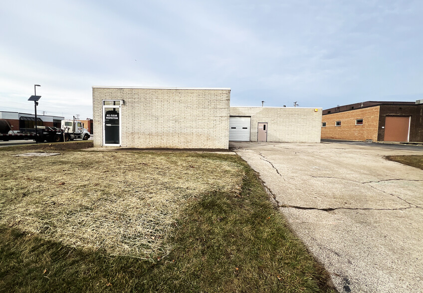 875 Lively Blvd, Elk Grove Village, IL for rent - Building Photo - Image 3 of 5