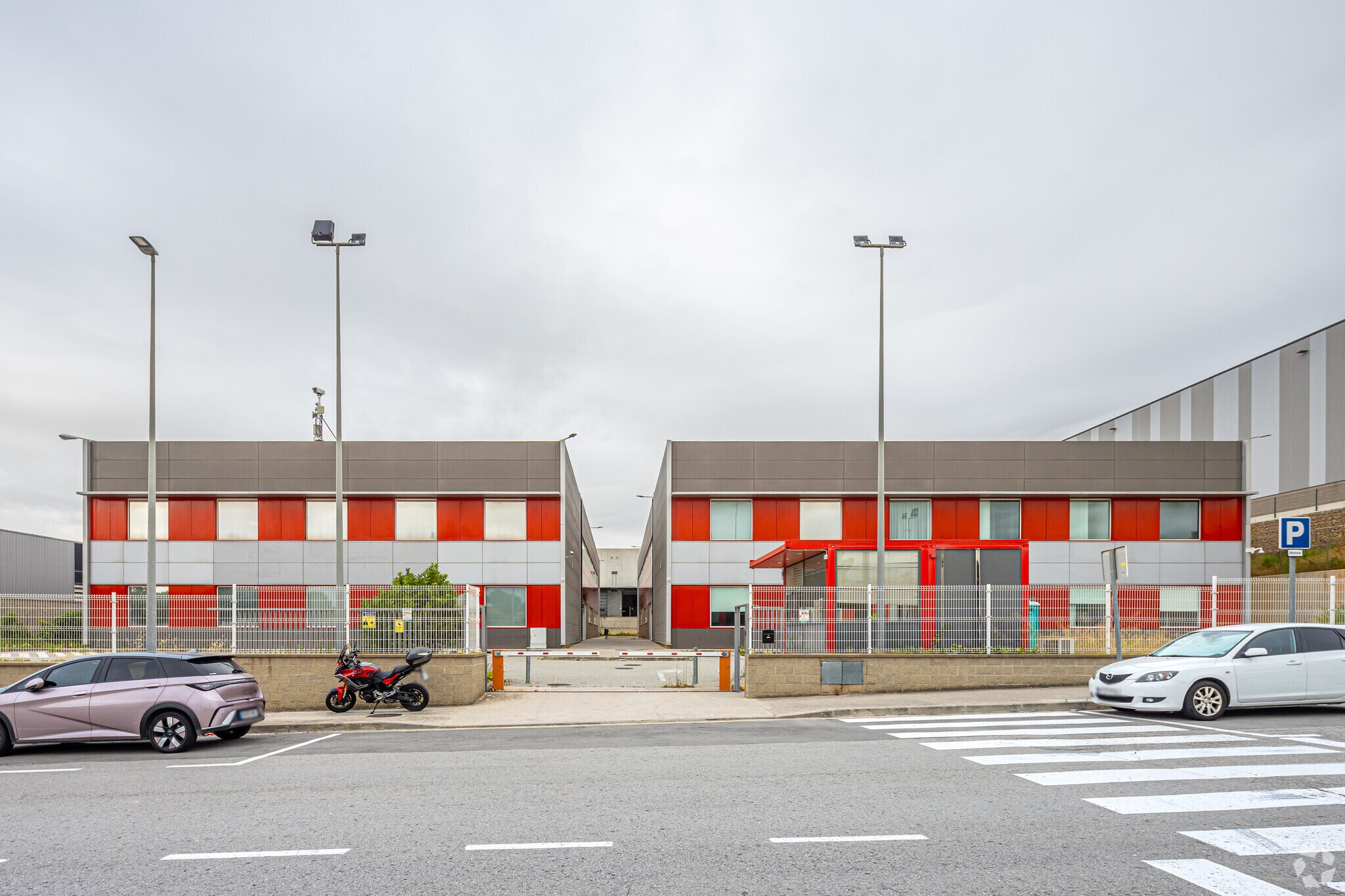 Office in Sant Esteve Sesrovires, Barcelona to rent Primary Photo- Image 1 of 7