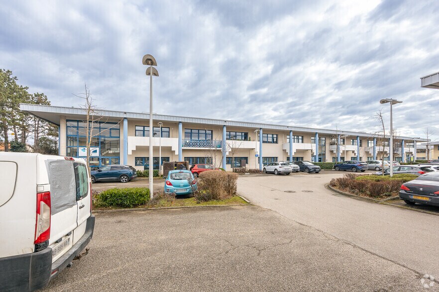 Light Industrial in Bron to rent - Building Photo - Image 3 of 16