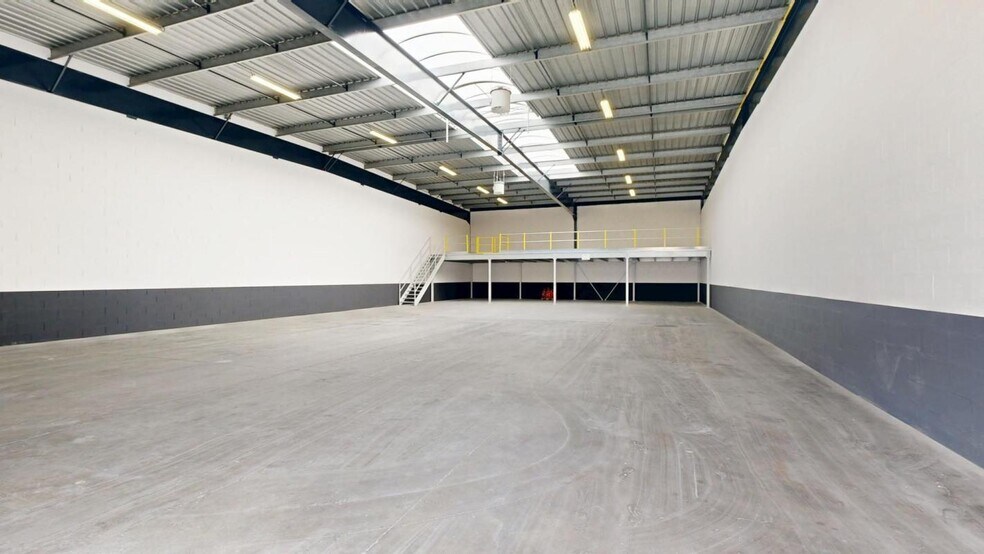 Industrial in Bezons to rent - Interior Photo - Image 2 of 11