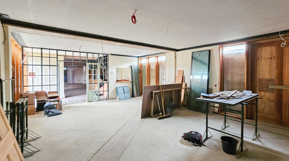 Norbury Crescent, London to rent - Interior Photo - Image 3 of 8