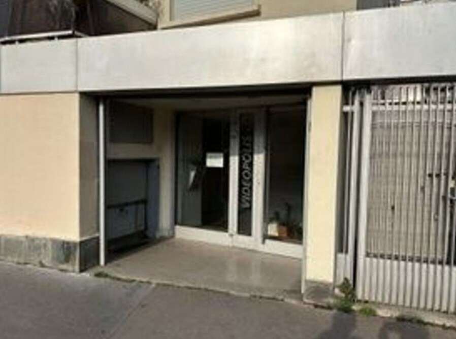 Build-to-Rent in Paris for sale Primary Photo- Image 1 of 8