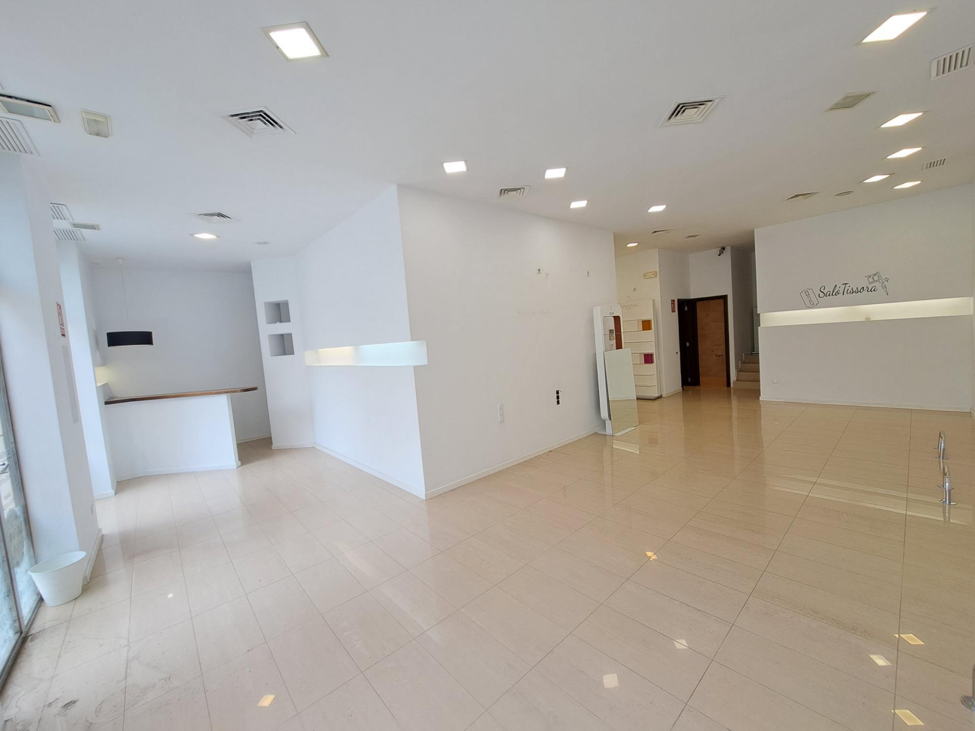 Retail in Alzira, Valencia to rent Interior Photo- Image 1 of 15