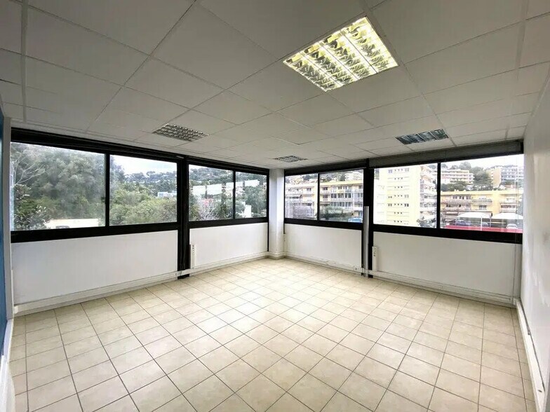 Office in Le Cannet to rent - Building Photo - Image 1 of 9