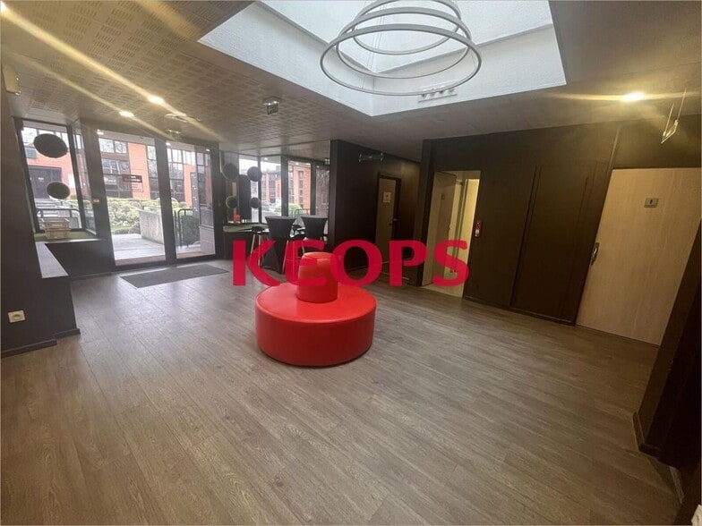 50 Rue Jean Bart, Labège to rent - Lobby - Image 3 of 5