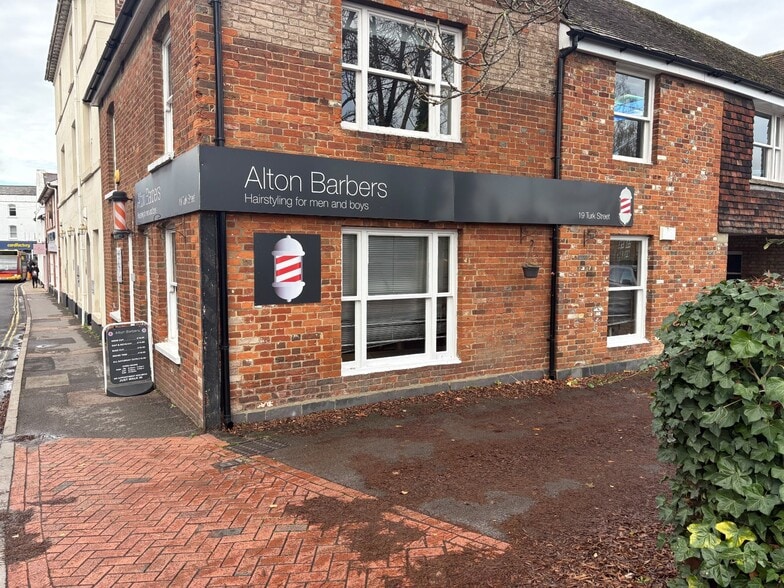 19-19A Turk St, Alton to rent - Building Photo - Image 2 of 2