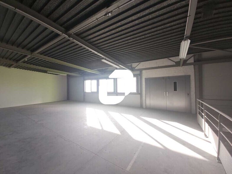 Light Industrial in Morangis to rent - Interior Photo - Image 2 of 16