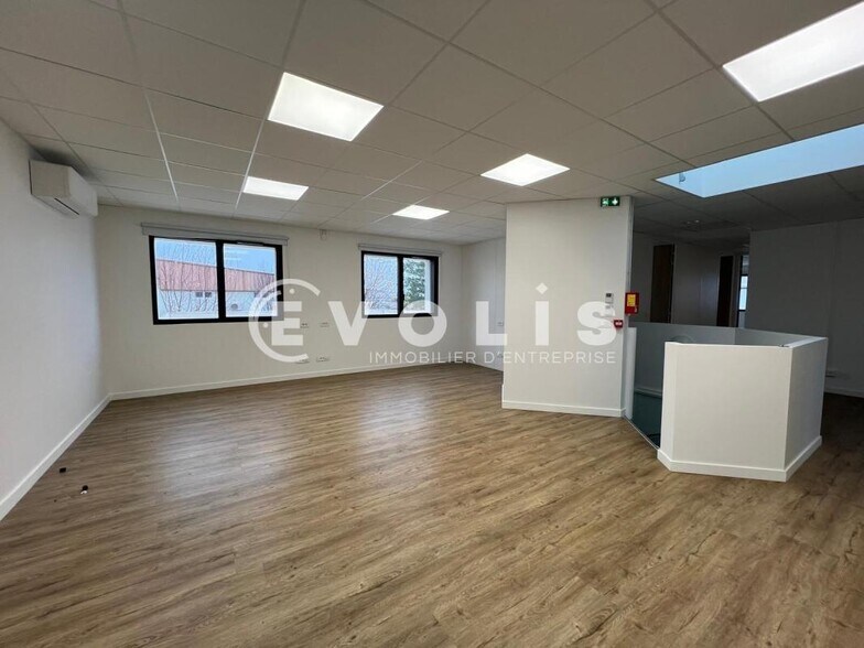 Office in Mornant to rent - Interior Photo - Image 2 of 6