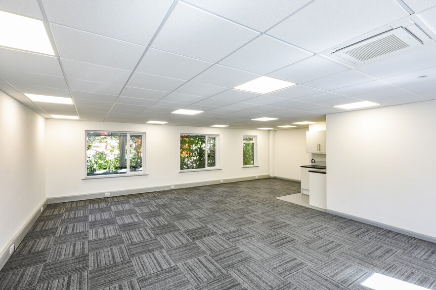 3A-3F Bumpers Farm, Chippenham to rent - Interior Photo - Image 3 of 4