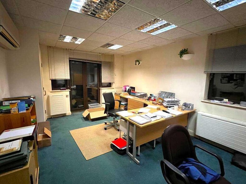 12 Mill St, Slough to rent - Building Photo - Image 3 of 8