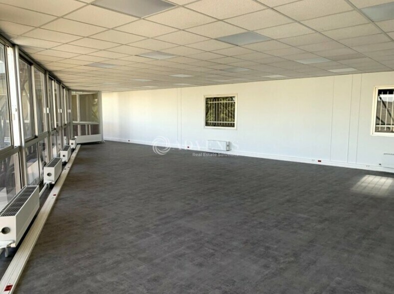 Light Industrial in Morangis to rent - Interior Photo - Image 3 of 6