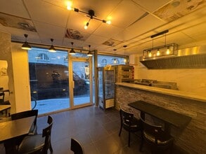 Retail in Paris to rent Interior Photo- Image 2 of 4