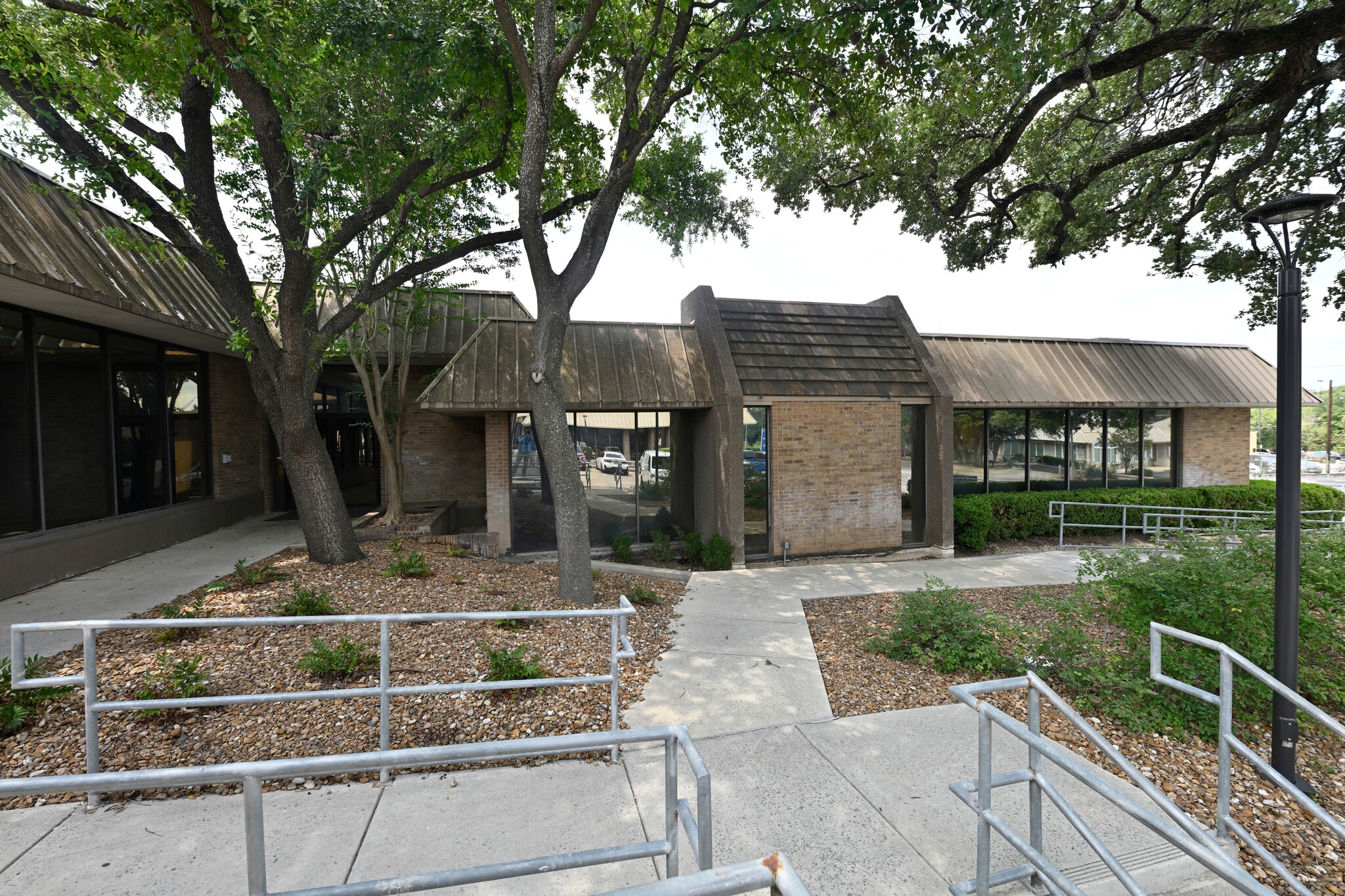 4203-4211 Gardendale St, San Antonio, TX to rent Building Photo- Image 1 of 28