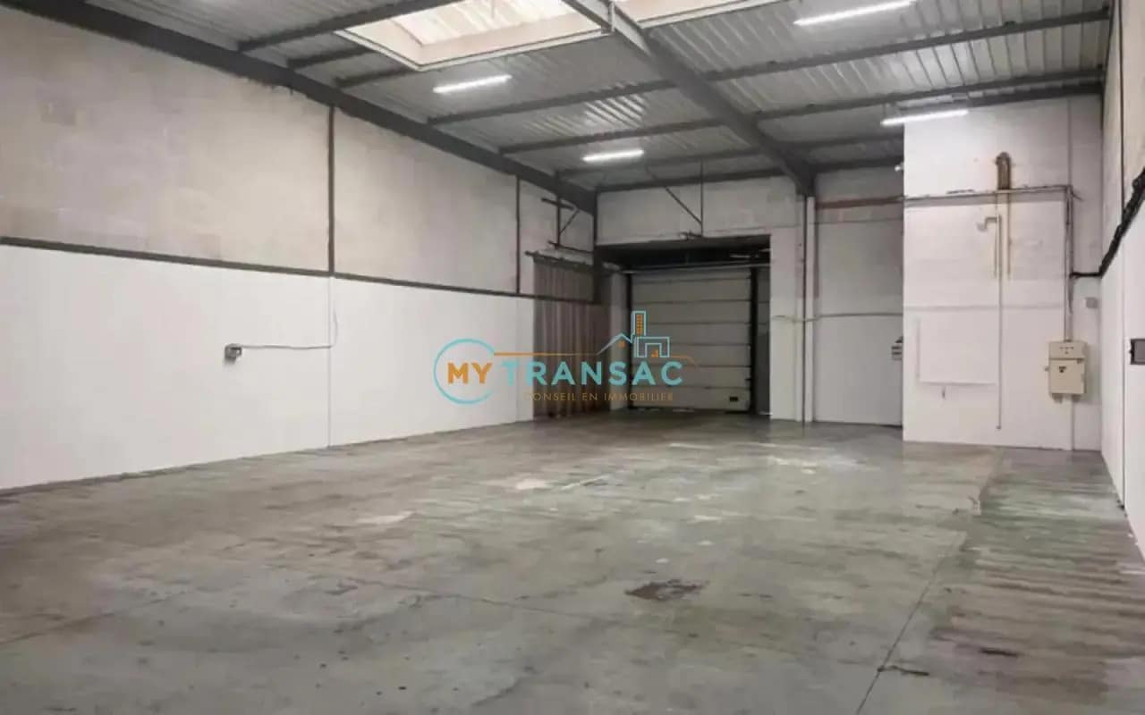 Light Industrial in Bondy to rent Building Photo- Image 1 of 13