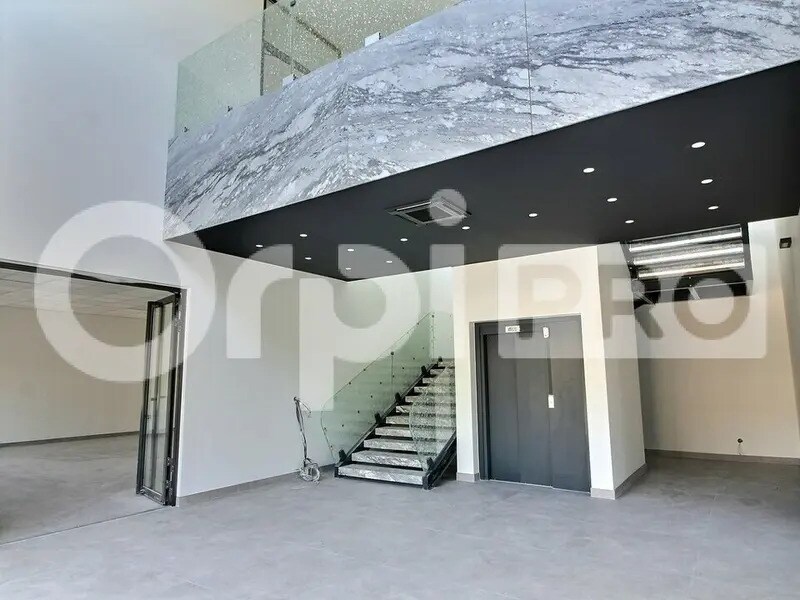 Retail in Serris to rent Interior Photo- Image 1 of 8