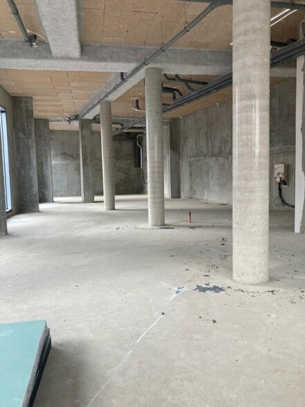 Retail in Bagneux to rent - Interior Photo - Image 2 of 7