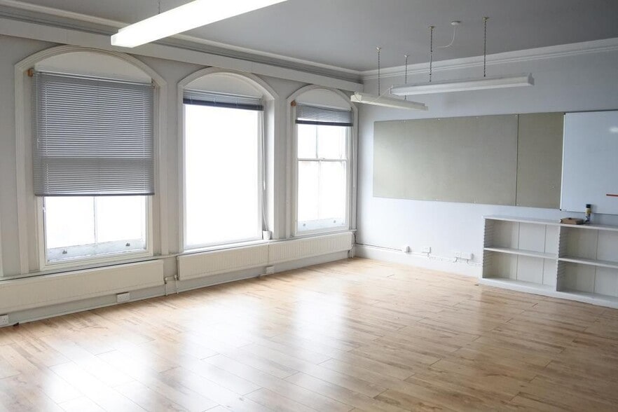 44 High St, Malmesbury to rent - Interior Photo - Image 2 of 7