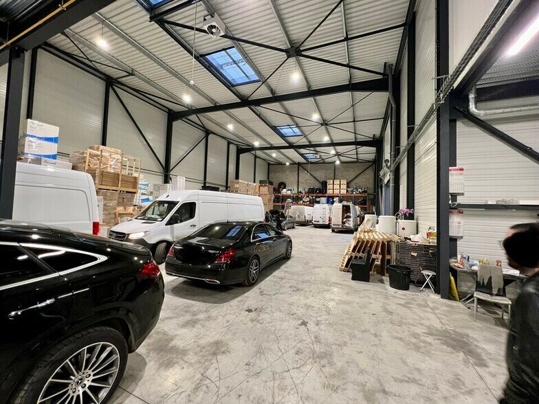Light Industrial in Tremblay-en-France for sale - Interior Photo - Image 2 of 3
