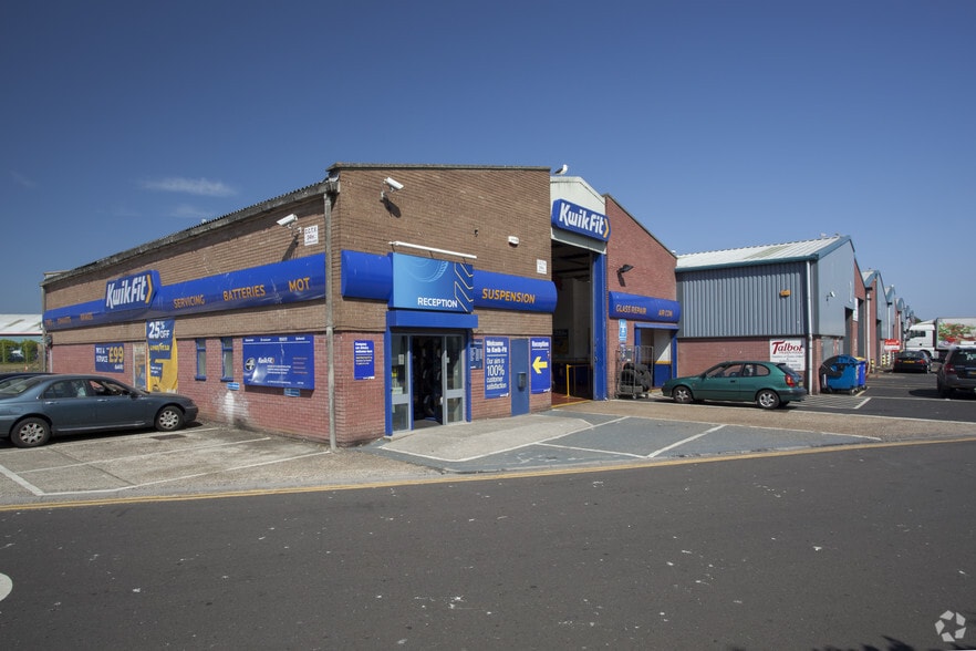 Airfield Way, Christchurch to rent - Building Photo - Image 2 of 21