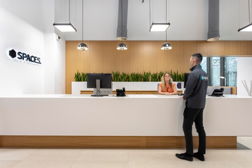 100 Avebury Blvd, Milton Keynes to rent - Interior Photo - Image 3 of 10