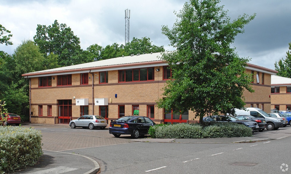 Dukes Ride, Crowthorne to rent - Primary Photo - Image 1 of 13