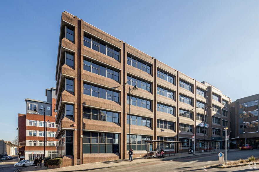 Railway Approach, Wallington to rent - Primary Photo - Image 1 of 4