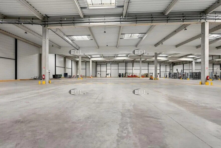 Light Industrial in Sucy-en-Brie to rent - Building Photo - Image 3 of 23