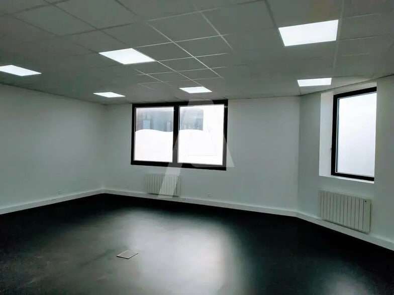 8 Rue Maryse Bastié, Igny to rent - Interior Photo - Image 3 of 5