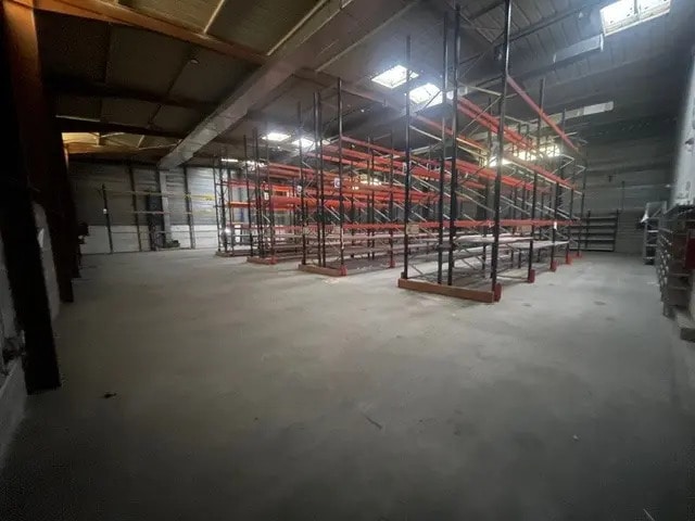 365 Avenue Des Paluds, Aubagne to rent - Interior Photo - Image 2 of 5