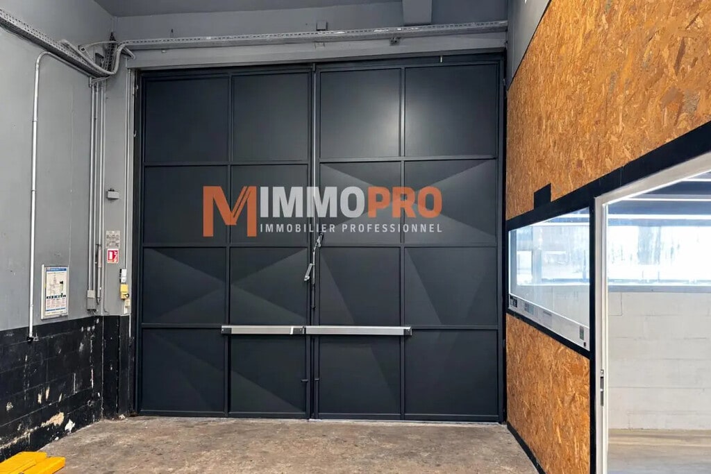 Location Entrepôt 230 m² - Photo 1