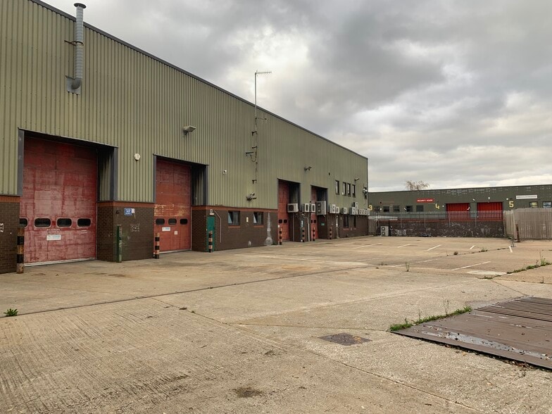 8­-9 Lismirrane Industrial Park, Elstree Road, Elstree to rent - Building Photo - Image 2 of 6