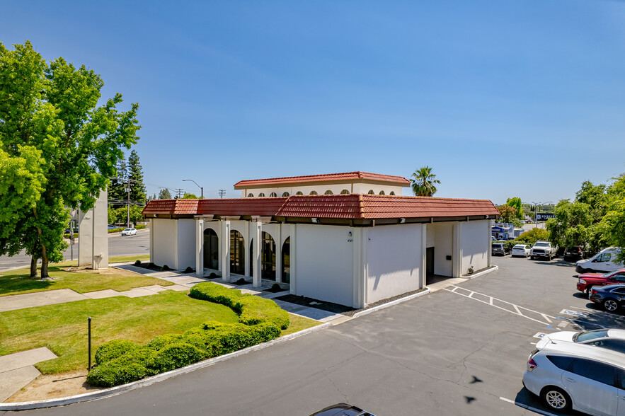 5299 Auburn Blvd, Sacramento, CA for sale - Building Photo - Image 2 of 17