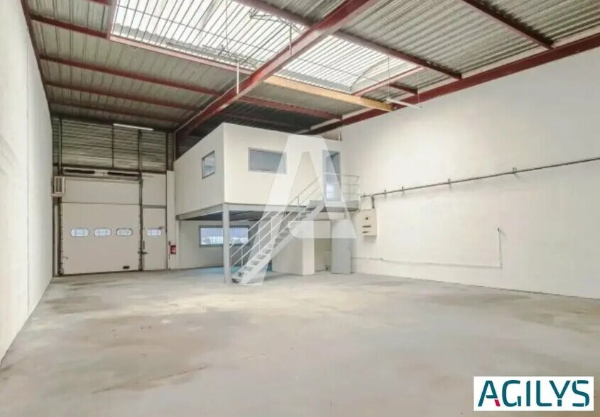 Light Industrial in Lisses to rent - Interior Photo - Image 3 of 6