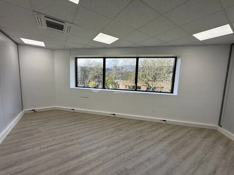 Office in Champs-sur-Marne to rent - Interior Photo - Image 3 of 10