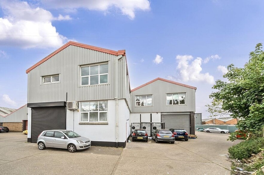 Arundel Rd, Uxbridge to rent - Building Photo - Image 3 of 27