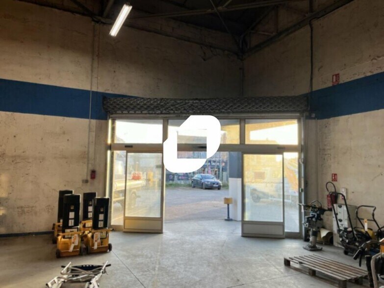 Light Industrial in Vaulx-en-Velin to rent - Building Photo - Image 2 of 11