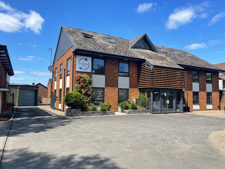 Oakley Rd, Chinnor to rent - Building Photo - Image 2 of 8