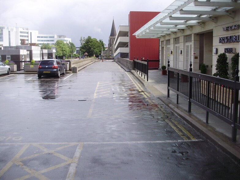 Braccan Walk, Bracknell for sale - Primary Photo - Image 1 of 1