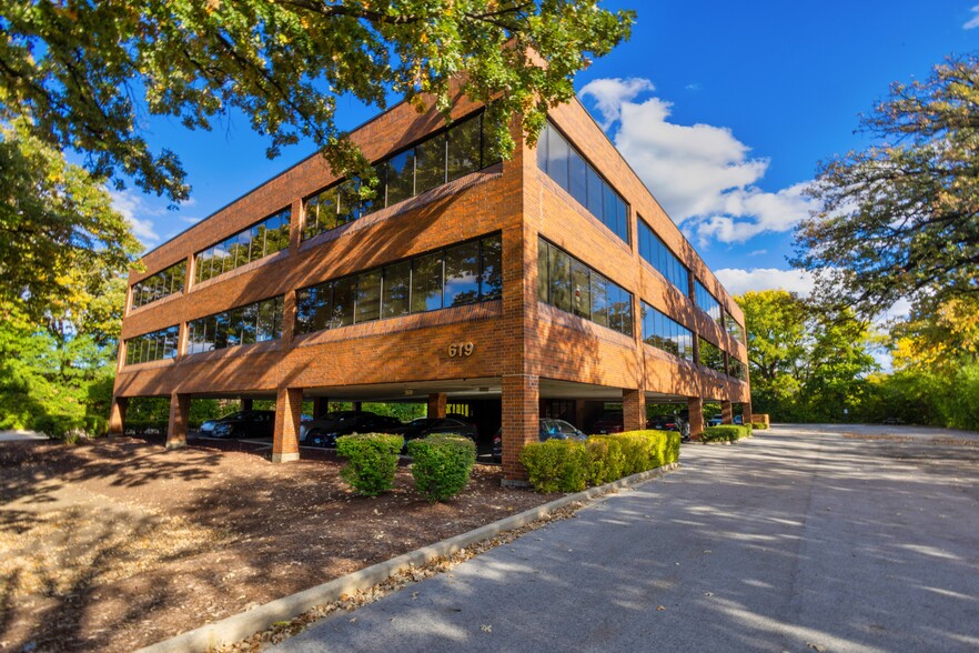 619 Enterprise Dr, Oak Brook, IL for rent - Building Photo - Image 1 of 18