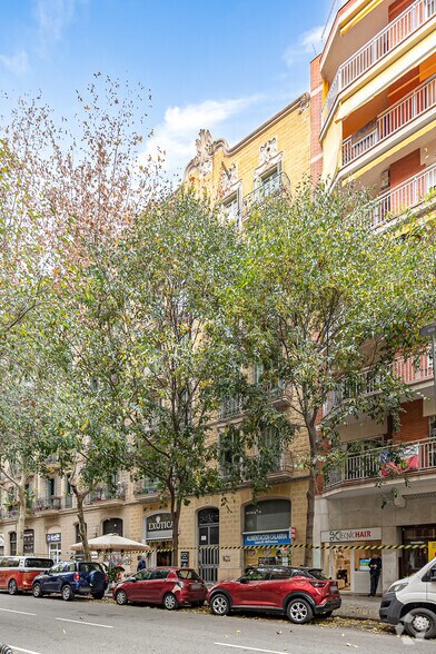 Retail in Barcelona, Barcelona to rent - Primary Photo - Image 1 of 1