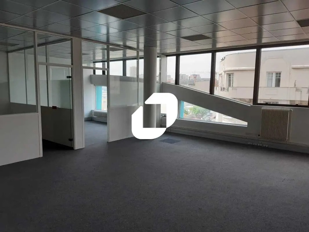 Light Industrial in Montreuil to rent Interior Photo- Image 1 of 11