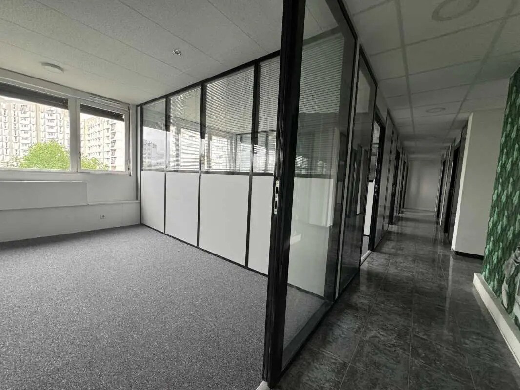 Office in Villeurbanne to rent Interior Photo- Image 1 of 13