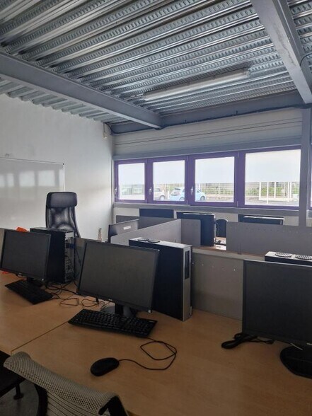 Office in Taverny to rent - Building Photo - Image 3 of 13