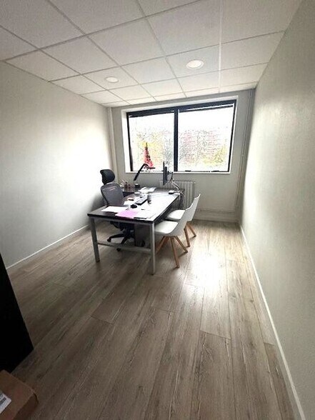 Office in Champagne-au-Mont-d'Or to rent - Interior Photo - Image 3 of 6