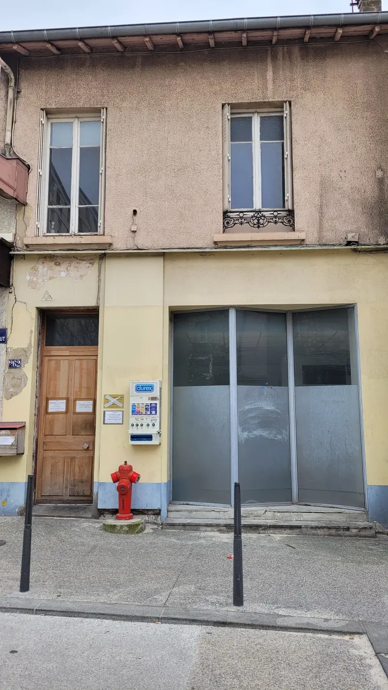 Retail in Villeurbanne to rent Interior Photo- Image 1 of 4