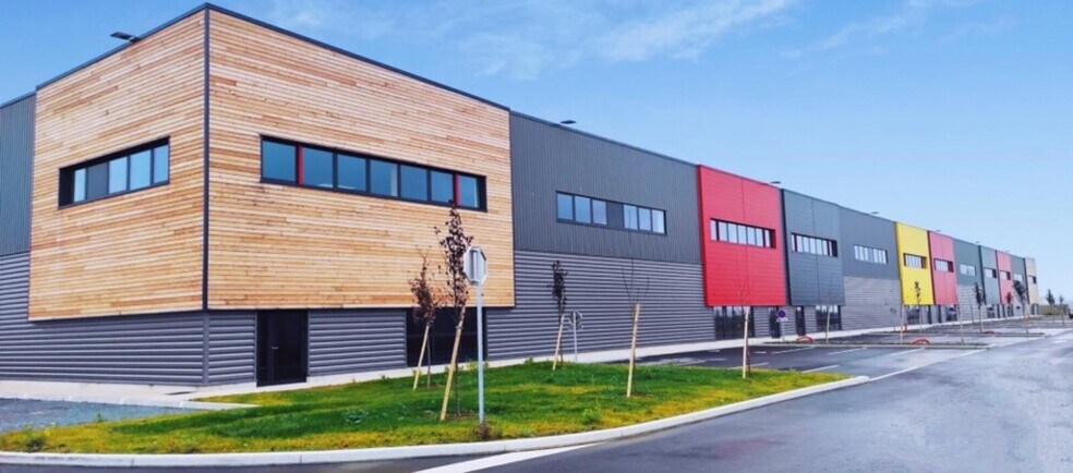 Light Industrial in Louvres to rent - Building Photo - Image 1 of 4