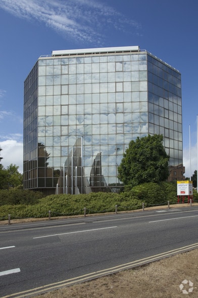 24-32 Seldown Ln, Poole for sale - Primary Photo - Image 1 of 1