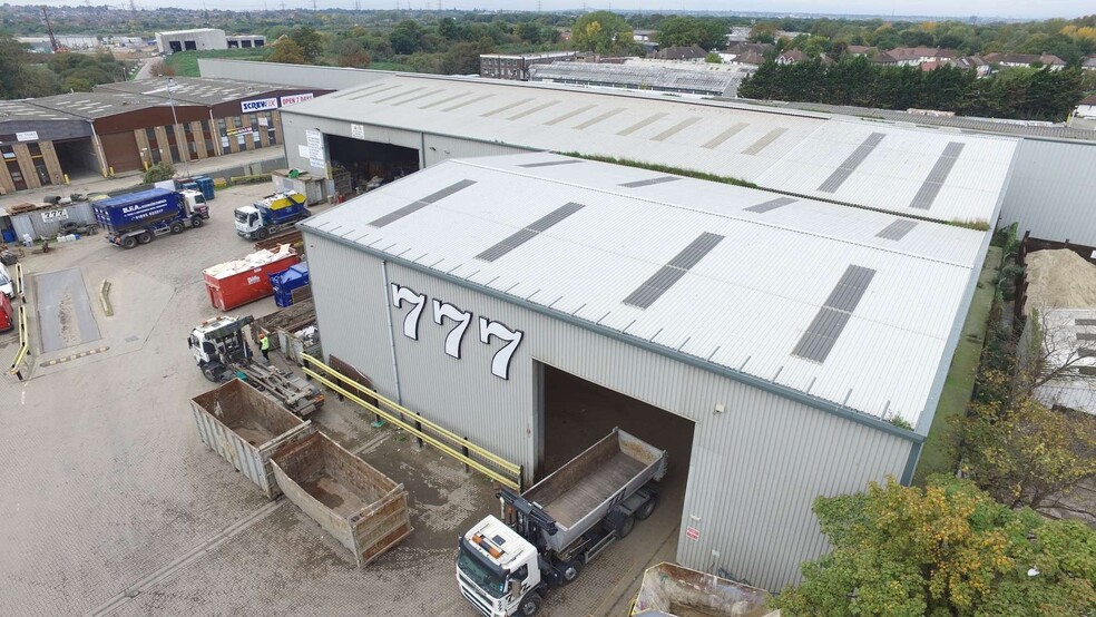 11 Coomber Way, Croydon to rent - Building Photo - Image 2 of 7