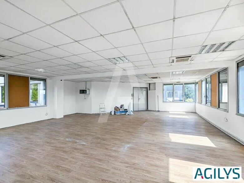 Office in Massy to rent - Interior Photo - Image 2 of 5