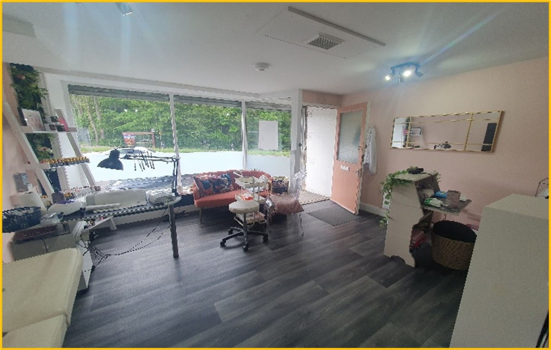 401-403 Bradford Rd, Huddersfield to rent Interior Photo- Image 1 of 2